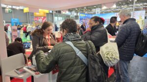 Persone al desk di fondazione LEM